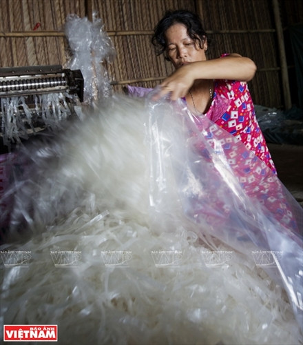 Bánh tráng còn được cắt nhỏ thành sợi, tiện cho sử dụng và đóng gói.