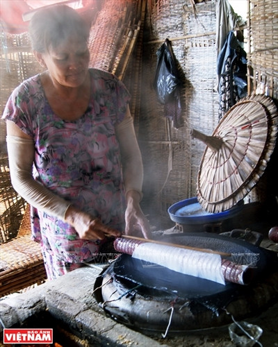 Làng nghề bánh tráng Nhơn Hòa cũng là nơi tạo công ăn việc làm cho nhiều người dân trong vùng.