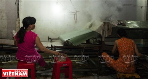 Hiện ở làng nghề bánh tráng Nhơn Hòa nhiều hộ gia đình đã đầu tư máy cho năng suất cao hơn...