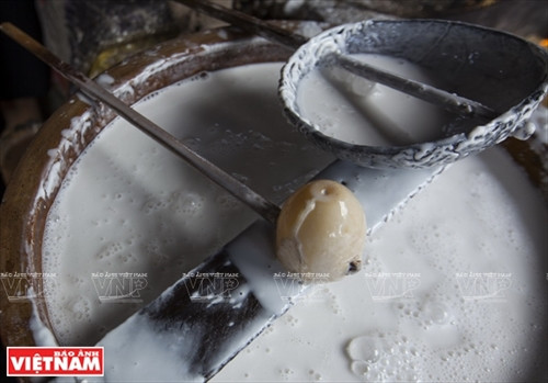 Ngâm gạo và gạn nước chua, những công đoạn được coi là bí quyết để bánh làm ra vừa dẻo, dai và vẫn giữ được độ ngọt, ngon.