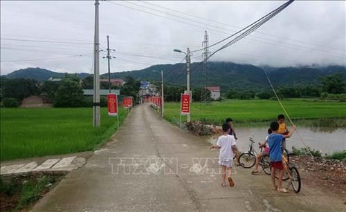 Đường vào căn nhà đồng chí Hoàng Đình Giong sinh sống năm xưa nay đã bê tông hóa sạch đẹp. Ảnh: Quốc Đạt - TTXVN Đường vào căn nhà đồng chí Hoàng Đình Giong sinh sống năm xưa nay đã bê tông hóa sạch đẹp. Ảnh: Quốc Đạt - TTXVN