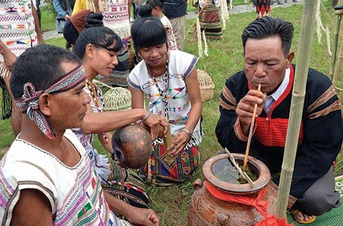 Các khách mời và du khách cùng thưởng thức ẩm thực, chia vui với dân làng.