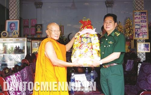 Nhân dịp Lễ Phật đản Phật lịch 2.562 (dương lịch 2018), ngày 27/5, Đoàn lãnh đạo Đảng, Nhà nước, Mặt trận Tổ Quốc Việt Nam do ông Trần Thanh Mẫn, Bí thư Trung ương Đảng, Chủ tịch Ủy ban Trung ương Mặt trận Tổ quốc Việt Nam làm trưởng đoàn đến chúc mừng các chức sắc, sư sãi tại tỉnh Sóc Trăng. Ảnh: Sơn Hên Đại tá Nguyễn Song Hào, Phó Chỉ huy trưởng Bộ đội Biên phòng tỉnh Sóc Trăng tặng quà cho các vị sư sãi chùa Xẻo Me, phường Vĩnh Phước, thị xã Vĩnh Châu (Sóc Trăng). Ảnh: Sơn Hên Nhân dịp Lễ Phật đản Phật lịch 2.562 (dương lịch 2018), ngày 27/5, Đoàn lãnh đạo Đảng, Nhà nước, Mặt trận Tổ Quốc Việt Nam do ông Trần Thanh Mẫn, Bí thư Trung ương Đảng, Chủ tịch Ủy ban Trung ương Mặt trận Tổ quốc Việt Nam làm trưởng đoàn đến chúc mừng các chức sắc, sư sãi tại tỉnh Sóc Trăng. Ảnh: Sơn Hên Đại tá Nguyễn Song Hào, Phó Chỉ huy trưởng Bộ đội Biên phòng tỉnh Sóc Trăng tặng quà cho các vị sư sãi chùa Xẻo Me, phường Vĩnh Phước, thị xã Vĩnh Châu (Sóc Trăng). Ảnh: Sơn Hên