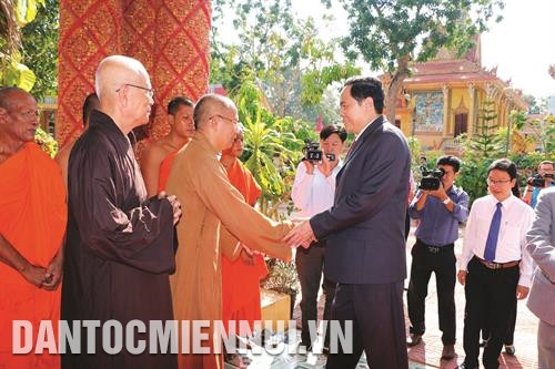 Nhân dịp Lễ Phật đản Phật lịch 2.562 (dương lịch 2018), ngày 27/5, Đoàn lãnh đạo Đảng, Nhà nước, Mặt trận Tổ Quốc Việt Nam do ông Trần Thanh Mẫn, Bí thư Trung ương Đảng, Chủ tịch Ủy ban Trung ương Mặt trận Tổ quốc Việt Nam làm trưởng đoàn đến chúc mừng các chức sắc, sư sãi tại tỉnh Sóc Trăng. Ảnh: Sơn Hên Đại tá Nguyễn Song Hào, Phó Chỉ huy trưởng Bộ đội Biên phòng tỉnh Sóc Trăng tặng quà cho các vị sư sãi chùa Xẻo Me, phường Vĩnh Phước, thị xã Vĩnh Châu (Sóc Trăng). Ảnh: Sơn Hên Nhân dịp Lễ Phật đản Phật lịch 2.562 (dương lịch 2018), ngày 27/5, Đoàn lãnh đạo Đảng, Nhà nước, Mặt trận Tổ Quốc Việt Nam do ông Trần Thanh Mẫn, Bí thư Trung ương Đảng, Chủ tịch Ủy ban Trung ương Mặt trận Tổ quốc Việt Nam làm trưởng đoàn đến chúc mừng các chức sắc, sư sãi tại tỉnh Sóc Trăng. Ảnh: Sơn Hên Đại tá Nguyễn Song Hào, Phó Chỉ huy trưởng Bộ đội Biên phòng tỉnh Sóc Trăng tặng quà cho các vị sư sãi chùa Xẻo Me, phường Vĩnh Phước, thị xã Vĩnh Châu (Sóc Trăng). Ảnh: Sơn Hên