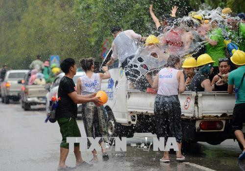 Người dân tham gia Tết té nước tại Luang Prabang, Lào ngày 15/4. THX/TTXVN