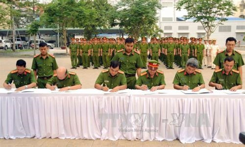 Ký kết hợp tác giữa các đơn vị công an Quận, Huyện tại Lễ ra mắt. Ảnh: An Hiếu - TTXVN