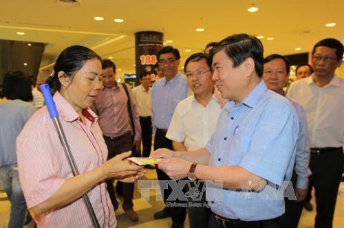 Chủ tịch UBND Thành phố Hồ Chí Minh Nguyễn Thành Phong chúc Tết CNVC – LĐ Co.op Xtra, quận 7. Ảnh: Thanh Vũ-TTXVN Chủ tịch UBND Thành phố Hồ Chí Minh Nguyễn Thành Phong chúc Tết CNVC – LĐ Co.op Xtra, quận 7. Ảnh: Thanh Vũ-TTXVN