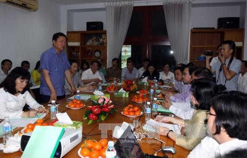 Bí thư Thành ủy Đinh La Thăng làm việc với Ban Quản lý chợ đầu mối nông sản Thủ Đức. Ảnh: Thanh Vũ-TTXVN