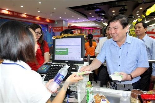 Chủ tịch UBND Thành phố Hồ Chí Minh Nguyễn Thành Phong chúc Tết và CNVC – LĐ Co.op Xtra, quận 7. Ảnh: Thanh Vũ-TTXVN Chủ tịch UBND Thành phố Hồ Chí Minh Nguyễn Thành Phong chúc Tết và CNVC – LĐ Co.op Xtra, quận 7. Ảnh: Thanh Vũ-TTXVN