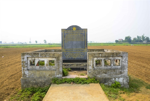 Bia di tích trận địa Hồng Cúm ở Đội C2, xã Thanh Yên Bia di tích trận địa Hồng Cúm ở Đội C2, xã Thanh Yên