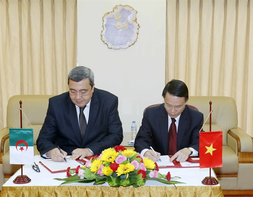 Tổng Giám đốc Thông tấn xã Việt Nam Nguyễn Đức Lợi và Tổng Giám đốc Hãng thông tấn Algeria Abdelhamid Kacha ký kết thỏa thuận hợp tác giữa 2 hãng. Ảnh: Văn Điệp – TTXVN Tổng Giám đốc Thông tấn xã Việt Nam Nguyễn Đức Lợi và Tổng Giám đốc Hãng thông tấn Algeria Abdelhamid Kacha ký kết thỏa thuận hợp tác giữa 2 hãng. Ảnh: Văn Điệp – TTXVN