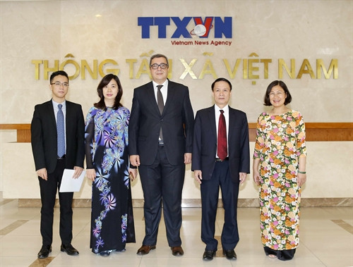 Tổng Giám đốc Thông tấn xã Việt Nam Nguyễn Đức Lợi, và Tổng Giám đốc Hãng thông tấn Algeria Abdelhamid Kacha chụp ảnh chung với các đại biểu. Ảnh: Văn Điệp – TTXVN Tổng Giám đốc Thông tấn xã Việt Nam Nguyễn Đức Lợi, và Tổng Giám đốc Hãng thông tấn Algeria Abdelhamid Kacha chụp ảnh chung với các đại biểu. Ảnh: Văn Điệp – TTXVN