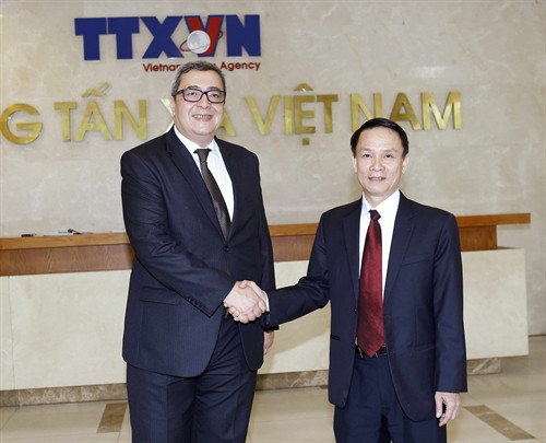 Đồng chí Nguyễn Đức Lợi, Ủy viên Trung ương Đảng, Tổng Giám đốc Thông tấn xã Việt Nam đón Tổng Giám đốc Hãng thông tấn Algeria Abdelhamid Kacha. Ảnh: Văn Điệp – TTXVN Đồng chí Nguyễn Đức Lợi, Ủy viên Trung ương Đảng, Tổng Giám đốc Thông tấn xã Việt Nam đón Tổng Giám đốc Hãng thông tấn Algeria Abdelhamid Kacha. Ảnh: Văn Điệp – TTXVN