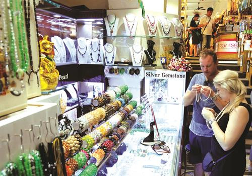 Du khách quốc tế đến TP.HCM tham quan, mua quà lưu niệm tại Bưu điện Thành phố