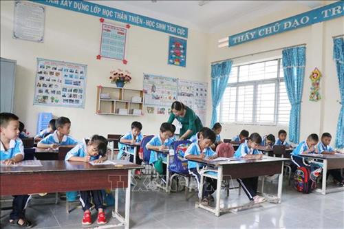 Một tiết học của cô và trò Trường Tiểu học Nơ Trang Lơng. Ảnh: Tuấn Anh – TTXVN Một tiết học của cô và trò Trường Tiểu học Nơ Trang Lơng. Ảnh: Tuấn Anh – TTXVN