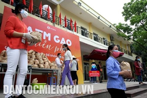 Cây "ATM gạo" ở Nhà Văn hóa Nghĩa Tân, quận Cầu Giấy, Hà Nội.