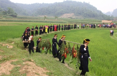 Sau đó, đoàn người vừa đi vừa hát, ra bờ suối làm lễ tiến Nàng Hai rời trần gian. Sau đó, đoàn người vừa đi vừa hát, ra bờ suối làm lễ tiến Nàng Hai rời trần gian.