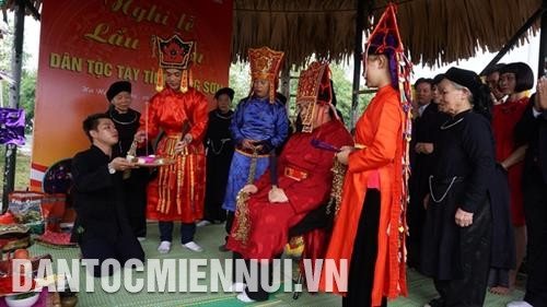 Thầy Then tổ chức khai lẩu, sau đó sẽ ban lộc cho mọi người. Ảnh: Hoàng Hải