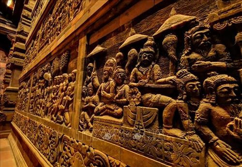 Quần thể chùa có diện tích khoảng 5.100 ha, với gần 1.000 ha hồ nước, 3.000 ha núi đá, rừng tự nhiên… cùng nhiều thung lũng, 3 mặt bao bọc bởi núi, trước là hồ Tam Chúc với 6 quả núi nhỏ. Ảnh: Thành Đạt - TTXVN Ba pho tượng Phật bằng đồng dát đồng đen, mỗi bức nặng 200 tấn đặt giữa trung tâm điện Tam Thế. Ảnh: Thành Đạt – TTXVN Trung tâm Hội nghị quốc tế được xây dựng nổi trên mặt hồ cao 31 m. Ảnh: Thành Đạt – TTXVN Điện Tam thế đã cơ bản hoàn thành. Ảnh: Thành Đạt – TTXVN Quần thể chùa Tam Chúc nhìn từ xa. Ảnh: Thành Đạt – TTXVN Quần thể chùa có diện tích khoảng 5.100 ha, với gần 1.000 ha hồ nước, 3.000 ha núi đá, rừng tự nhiên… cùng nhiều thung lũng, 3 mặt bao bọc bởi núi, trước là hồ Tam Chúc với 6 quả núi nhỏ. Ảnh: Thành Đạt – TTXVN Buổi tập huấn cho các tình nguyện viên phục vụ Đại lễ Vesak 2019. Ảnh: Thành Đạt – TTXVN Cờ của các quốc gia tham dự được treo trang trọng trước thềm Đại lễ Vesak 2019. Ảnh: Thành Đạt – TTXVN Chùa Tam Chúc được xây dựng đặc biệt với 12.000 bức tranh đá miêu tả các sự tích của Đức Phật được những nghệ nhân tạc bằng đá núi lửa ở Indonesia. Ảnh: Thành Đạt - TTXVN Quần thể chùa có diện tích khoảng 5.100 ha, với gần 1.000 ha hồ nước, 3.000 ha núi đá, rừng tự nhiên… cùng nhiều thung lũng, 3 mặt bao bọc bởi núi, trước là hồ Tam Chúc với 6 quả núi nhỏ. Ảnh: Thành Đạt - TTXVN Ba pho tượng Phật bằng đồng dát đồng đen, mỗi bức nặng 200 tấn đặt giữa trung tâm điện Tam Thế. Ảnh: Thành Đạt – TTXVN Trung tâm Hội nghị quốc tế được xây dựng nổi trên mặt hồ cao 31 m. Ảnh: Thành Đạt – TTXVN Điện Tam thế đã cơ bản hoàn thành. Ảnh: Thành Đạt – TTXVN Quần thể chùa Tam Chúc nhìn từ xa. Ảnh: Thành Đạt – TTXVN Quần thể chùa có diện tích khoảng 5.100 ha, với gần 1.000 ha hồ nước, 3.000 ha núi đá, rừng tự nhiên… cùng nhiều thung lũng, 3 mặt bao bọc bởi núi, trước là hồ Tam Chúc với 6 quả núi nhỏ. Ảnh: Thành Đạt – TTXVN Buổi tập huấn cho các tình nguyện viên phục vụ Đại lễ Vesak 2019. Ảnh: Thành Đạt – TTXVN Cờ của các quốc gia tham dự được treo trang trọng trước thềm Đại lễ Vesak 2019. Ảnh: Thành Đạt – TTXVN Chùa Tam Chúc được xây dựng đặc biệt với 12.000 bức tranh đá miêu tả các sự tích của Đức Phật được những nghệ nhân tạc bằng đá núi lửa ở Indonesia. Ảnh: Thành Đạt - TTXVN