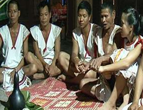 Một nghi lễ trong lễ cưới của người Rơ măm Một nghi lễ trong lễ cưới của người Rơ măm