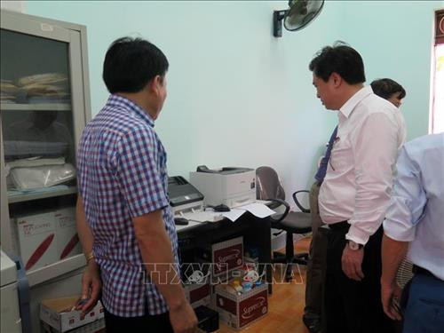 Thứ trưởng Bộ Giáo dục và Đào tạo Nguyễn Hữu Độ kiểm tra hệ thống máy chấm thi trắc nghiệm tại Hội đồng thi tỉnh Sơn La. Ảnh: Hữu Quyết - TTXVN Thứ trưởng Bộ Giáo dục và Đào tạo Nguyễn Hữu Độ kiểm tra hệ thống máy chấm thi trắc nghiệm tại Hội đồng thi tỉnh Sơn La. Ảnh: Hữu Quyết - TTXVN