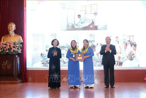 Đồng chí Trần Quốc Vượng, Ủy viên Bộ Chính trị, Thường trực Ban Bí thư và đồng chí Trương Thị Mai, Ủy viên Bộ Chính trị, Bí thư Trung ương Đảng, Trưởng Ban Dân vận Trung ương trao Giải thưởng Phụ nữ Việt Nam năm 2018 cho tập thể nữ công chức, viên chức Bệnh viện Y học cổ truyền tỉnh Cao Bằng. Ảnh: Phương Hoa – TTXVN Đồng chí Trần Quốc Vượng, Ủy viên Bộ Chính trị, Thường trực Ban Bí thư và đồng chí Trương Thị Mai, Ủy viên Bộ Chính trị, Bí thư Trung ương Đảng, Trưởng Ban Dân vận Trung ương trao Giải thưởng Phụ nữ Việt Nam năm 2018 cho tập thể nữ công chức, viên chức Bệnh viện Y học cổ truyền tỉnh Cao Bằng. Ảnh: Phương Hoa – TTXVN