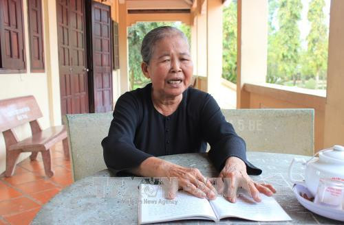 Bà Phạm Thị Ôi kể về trận càn kinh hoàng của địch năm xưa, cướp đi mạng sống của 32 dân công Vĩnh Lộc tại Khu di tích Dân công hỏa tuyến Vĩnh Lộc Mậu Thân 1968 (xã Vĩnh Lộc A, huyện Bình Chánh, Thành phố Hồ Chí Minh), nơi ghi dấu mốc son chói lọi của lực lượng Dân công hỏa tuyến Vĩnh Lộc trong đợt Tổng tiến công và nổi dậy Xuân Mậu Thân 1968. Ảnh: Xuân Khu – TTXVN Bà Phạm Thị Ôi kể về trận càn kinh hoàng của địch năm xưa, cướp đi mạng sống của 32 dân công Vĩnh Lộc tại Khu di tích Dân công hỏa tuyến Vĩnh Lộc Mậu Thân 1968 (xã Vĩnh Lộc A, huyện Bình Chánh, Thành phố Hồ Chí Minh), nơi ghi dấu mốc son chói lọi của lực lượng Dân công hỏa tuyến Vĩnh Lộc trong đợt Tổng tiến công và nổi dậy Xuân Mậu Thân 1968. Ảnh: Xuân Khu – TTXVN