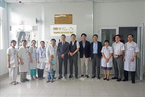 Các y bác sỹ và bệnh nhi ca ghép tế bào gốc đầu tiên tại Miền Trung- Tây Nguyên. Ảnh: TTXVN phát Các y bác sỹ và bệnh nhi ca ghép tế bào gốc đầu tiên tại Miền Trung- Tây Nguyên. Ảnh: TTXVN phát