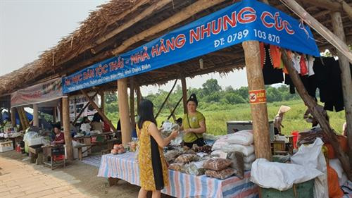 Du khách tham quan chợ và mua sắm các sản vật vùng miền. Ảnh: Hoàng Hải Du khách tham quan chợ và mua sắm các sản vật vùng miền. Ảnh: Hoàng Hải