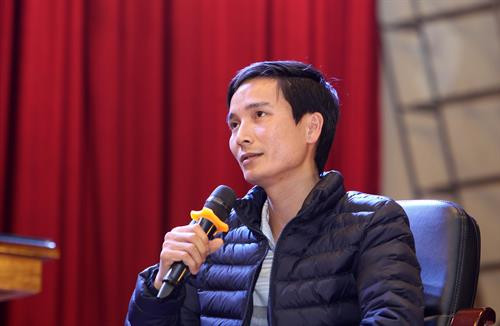 Phạm Thế Duyệt, phóng viên thường trú TTXVN tại Thái Bình, chia sẻ tại buổi tọa đàm. Ảnh: Quốc Khánh - TTXVN Phạm Thế Duyệt, phóng viên thường trú TTXVN tại Thái Bình, chia sẻ tại buổi tọa đàm. Ảnh: Quốc Khánh - TTXVN