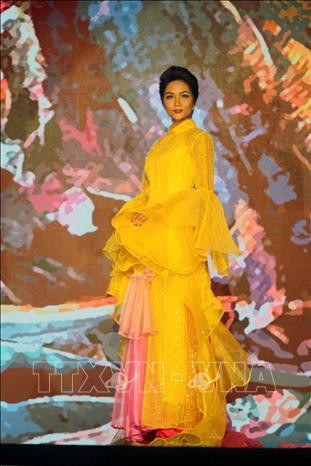 Hoa hậu Hoàn Vũ H'Hen Nie trong trang phục áo dài tại đêm bế mạc lễ hội Áo dài Thành phố Hồ Chí Minh lần 6 – 2019. Ảnh: Thanh Vũ - TTXVN