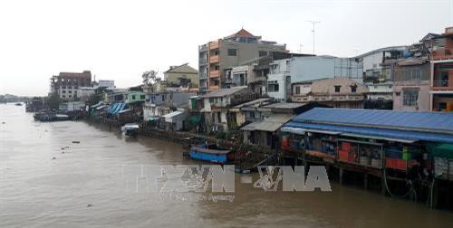 Khu vực đường mé sông Chợ Vĩnh Long - nơi người dân đang phải đối mặt với nguy cơ nhà bị sụp xuống sông bất cứ lúc nào. Ảnh: TTXVN Khu vực đường mé sông Chợ Vĩnh Long - nơi người dân đang phải đối mặt với nguy cơ nhà bị sụp xuống sông bất cứ lúc nào. Ảnh: TTXVN