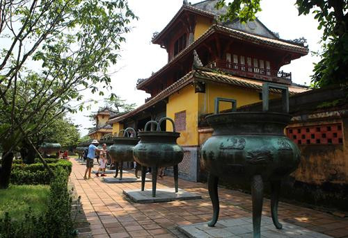 Bộ Cửu đỉnh đặt trước sân Thế Miếu trong Hoàng thành Huế. Đây là công trình nghệ thuật có giá trị rất lớn trong Hoàng Thành Huế Cả 9 chiếc đỉnh đều được đúc tại Huế vào cuối năm 1835, hoàn thành vào đầu năm 1837