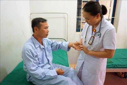 Bác sỹ Nguyễn Khánh Huyền thăm khám cho bệnh nhân. Ảnh: Diệp Anh – TTXVN