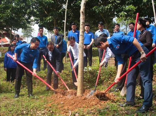 Phát động trồng 1.000 cây xanh tại Khu di tích Quốc gia đặc biệt Pác Bó. Ảnh: Chu Hiệu – TTXVN Phát động trồng 1.000 cây xanh tại Khu di tích Quốc gia đặc biệt Pác Bó. Ảnh: Chu Hiệu – TTXVN