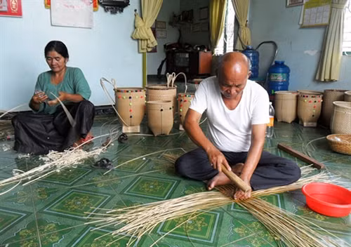 Già làng Ya Hiêng luôn đi đầu trong việc giữ gìn truyền thống dân tộc Chu ru