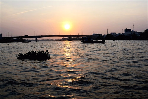 Bình minh trên cầu Cái Răng Bình minh trên cầu Cái Răng