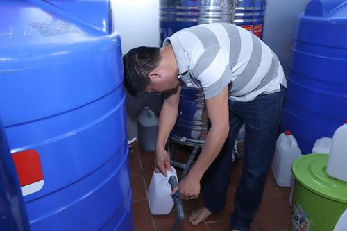 Đoàn liên ngành số 2 kiểm tra cơ sở sản xuất rượu gạo men bắc Phú Hưng ở xã Tân Ước, huyện Thanh Oai.