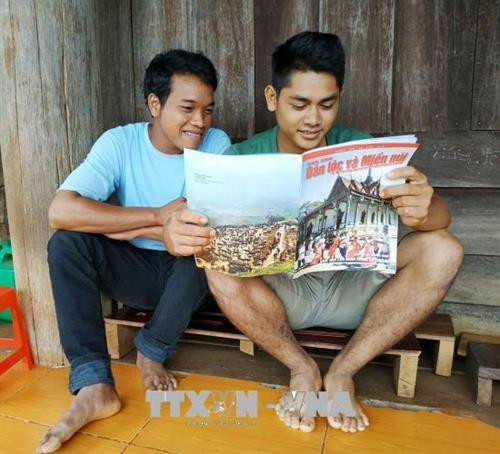 Được Đảng, Nhà nước quan tâm, cùng sự nỗ lực của chính quyền địa phương và nhân dân, diện mạo của vùng căn cứ cách mạng Cư Pơng, huyện Krông Búk (Đắk Lắk) hôm nay đã chuyển mình mạnh mẽ, cơ sở vật chất hạ tầng được đầu tư xây dựng, chất lượng cuộc sống của người dân được nâng cao, từ một vùng đất bị bom đạn giày xéo nay đã khoát lên mình vườn hoa tươi thắm. Ảnh: Người dân được tiếp cận các sản phẩm báo chí. Ảnh: Tuấn Anh - TTXVN Được Đảng, Nhà nước quan tâm, cùng sự nỗ lực của chính quyền địa phương và nhân dân, diện mạo của vùng căn cứ cách mạng Cư Pơng, huyện Krông Búk (Đắk Lắk) hôm nay đã chuyển mình mạnh mẽ, cơ sở vật chất hạ tầng được đầu tư xây dựng, chất lượng cuộc sống của người dân được nâng cao, từ một vùng đất bị bom đạn giày xéo nay đã khoát lên mình vườn hoa tươi thắm. Ảnh: Người dân được tiếp cận các sản phẩm báo chí. Ảnh: Tuấn Anh - TTXVN