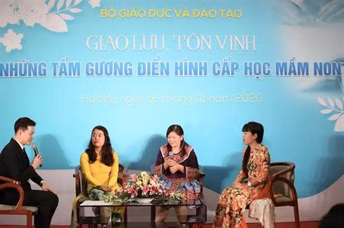 Cô Giàng Thị Chá (thứ hai từ phải qua) chia sẻ về nghề trong lễ tôn vinh. Ảnh: laodong.vn