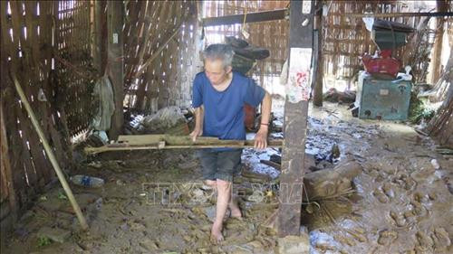 Mưa lũ đã gây ảnh hưởng nặng nề cho người dân thôn Bản Dền (Sa Pa, Lào Cai) Ảnh: Lục Hương Thu - TTXVN Mưa lũ đã gây ảnh hưởng nặng nề cho người dân thôn Bản Dền (Sa Pa, Lào Cai) Ảnh: Lục Hương Thu - TTXVN