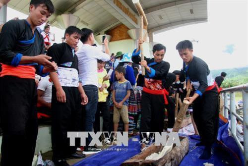 Trong ngày lễ tết, tục giã bánh dày vẫn được gìn giữ. Ảnh: Việt Hoàng - TTXVN Trong ngày lễ tết, tục giã bánh dày vẫn được gìn giữ. Ảnh: Việt Hoàng - TTXVN
