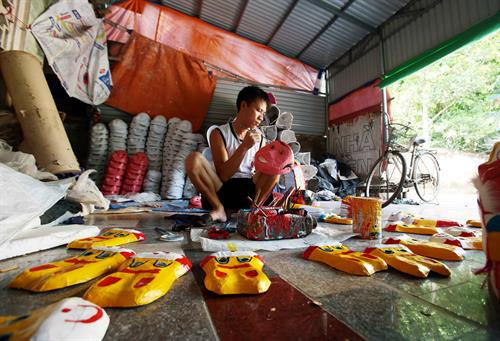 Mặt nạ được những nghệ nhân tỉ mẩn vẽ mô phỏng lại các nhân vật dân gian. Ảnh: Phạm Kiên - TTXVN Mặt nạ được những nghệ nhân tỉ mẩn vẽ mô phỏng lại các nhân vật dân gian. Ảnh: Phạm Kiên - TTXVN Trống Trung thu sau khi được chế tác tạo thành khuôn sẽ được các nghệ nhân sơn trang trí. Ảnh: Phạm Kiên - TTXVN Nghệ nhân vẽ trang trí mặt nạ. Ảnh: Phạm Kiên - TTXVN Mặt nạ được những nghệ nhân tỉ mẩn vẽ mô phỏng lại các nhân vật dân gian. Ảnh: Phạm Kiên - TTXVN Mặt nạ được những nghệ nhân tỉ mẩn vẽ mô phỏng lại các nhân vật dân gian. Ảnh: Phạm Kiên - TTXVN Trống Trung thu sau khi được chế tác tạo thành khuôn sẽ được các nghệ nhân sơn trang trí. Ảnh: Phạm Kiên - TTXVN Nghệ nhân vẽ trang trí mặt nạ. Ảnh: Phạm Kiên - TTXVN