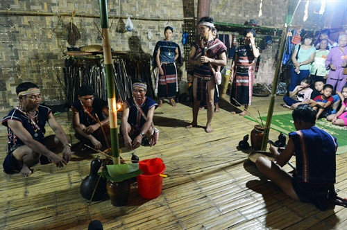 Lễ cúng trong nhà, trong nghi lễ mừng nhà mới của dân tộc Bahnar