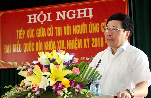 Ông Phạm Bình Minh, Ủy viên Bộ Chính trị, Phó Thủ tướng Chính phủ, Bộ trưởng Bộ Ngoại giao trình bày chương trình hành động với các cử tri. Ảnh: TTXVN Ông Phạm Bình Minh, Ủy viên Bộ Chính trị, Phó Thủ tướng Chính phủ, Bộ trưởng Bộ Ngoại giao trình bày chương trình hành động với các cử tri. Ảnh: TTXVN