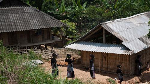 Nhà sàn đặc trưng của người Lự Qua suối Trong bản giờ chỉ những người trên 35 tuổi mới nhuộm răng đen Lễ cơm mới của người Lự Phụ nữ Lự giặt giũ bên bờ suối - Ảnh: Ngọc Bằng Nhà sàn đặc trưng của người Lự Qua suối Trong bản giờ chỉ những người trên 35 tuổi mới nhuộm răng đen Lễ cơm mới của người Lự Phụ nữ Lự giặt giũ bên bờ suối - Ảnh: Ngọc Bằng