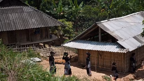 Nhà sàn đặc trưng của người Lự Qua suối Trong bản giờ chỉ những người trên 35 tuổi mới nhuộm răng đen Lễ cơm mới của người Lự Phụ nữ Lự giặt giũ bên bờ suối - Ảnh: Ngọc Bằng