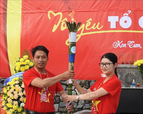Nghi thức trao đuốc Hành trình cho Hội LH Thanh niên Việt Nam thành phố Đà Nẵng. Ảnh: Cao Nguyên-TTXVN Nghi thức trao đuốc Hành trình cho Hội LH Thanh niên Việt Nam thành phố Đà Nẵng. Ảnh: Cao Nguyên-TTXVN