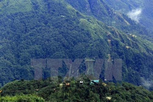 Khai thác du lịch sinh thái gắn với bảo vệ môi trường Vườn quốc gia Hoàng Liên. Ảnh: TTXVN Khai thác du lịch sinh thái gắn với bảo vệ môi trường Vườn quốc gia Hoàng Liên. Ảnh: TTXVN