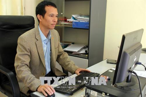 Anh Hoàng Huy Long (sinh năm 1976) công tác tại Công ty Môi trường đô thị Sơn La, chi nhánh huyện Thuận Châu. Ảnh: Diệp Anh – TTXVN Anh Hoàng Huy Long (sinh năm 1976) công tác tại Công ty Môi trường đô thị Sơn La, chi nhánh huyện Thuận Châu. Ảnh: Diệp Anh – TTXVN